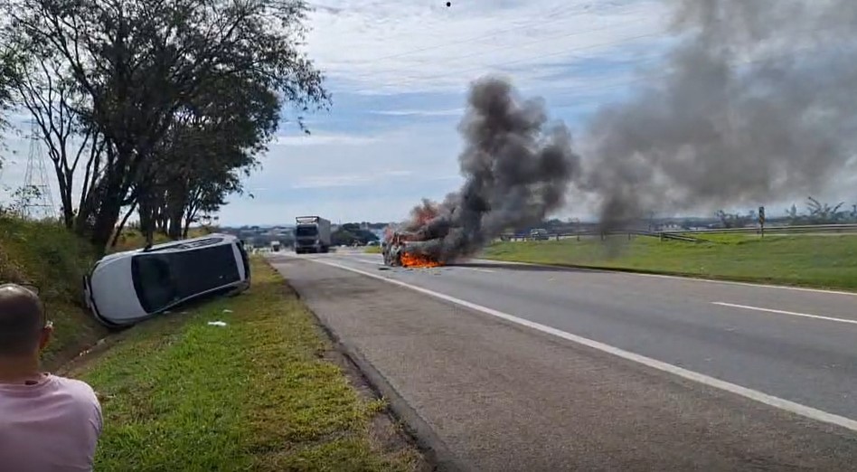 Carro capota e outro pega fogo após batida em rodovia de Mogi Mirim