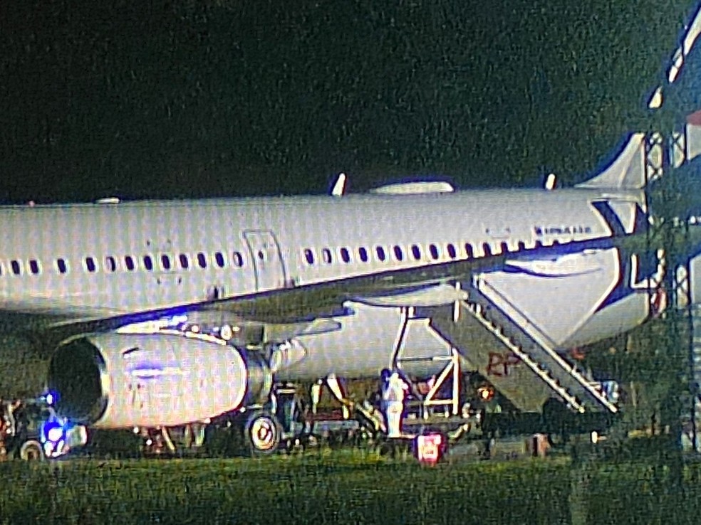 Avio de derrapou em aeroporto de Florianpolis amanhece na pista; FOTOS  Foto: Antnio Neto/NSC TV