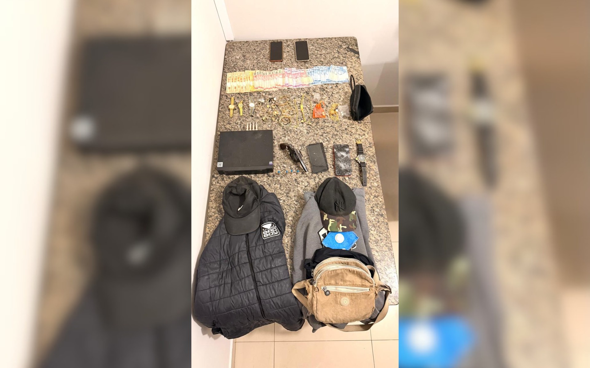 Criminosos invadem casa de luxo e fazem três pessoas reféns durante assalto em Rio Preto