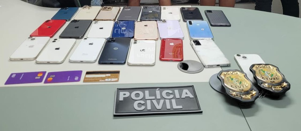Mais de 30 celulares furtados foram apreendidos em Juazeiro do Norte neste sábado (15). — Foto: Polícia Civil do Crato