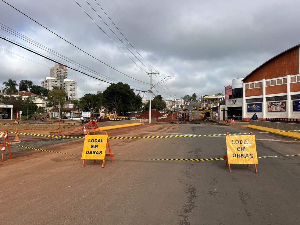2 de 3
Trabalhos na &aacute;rea podem se estender devido &agrave;s condi&ccedil;&otilde;es clim&aacute;ticas &mdash; Foto: Marcos Pelegatti/TV TEM