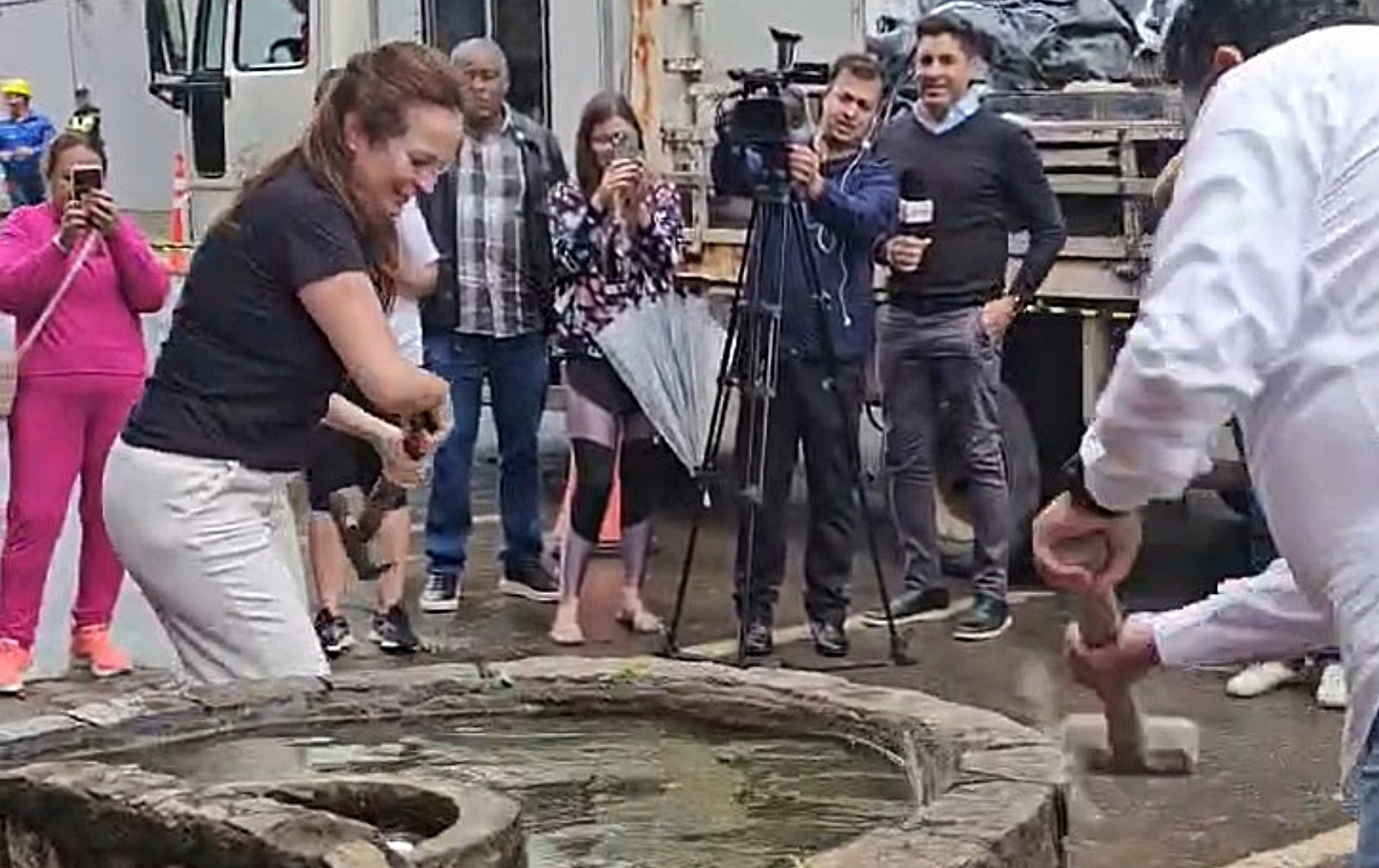 VÍDEO: Prefeito usa marreta para demolir cocho tombado após charretes serem proibidas em MG; Câmara questiona