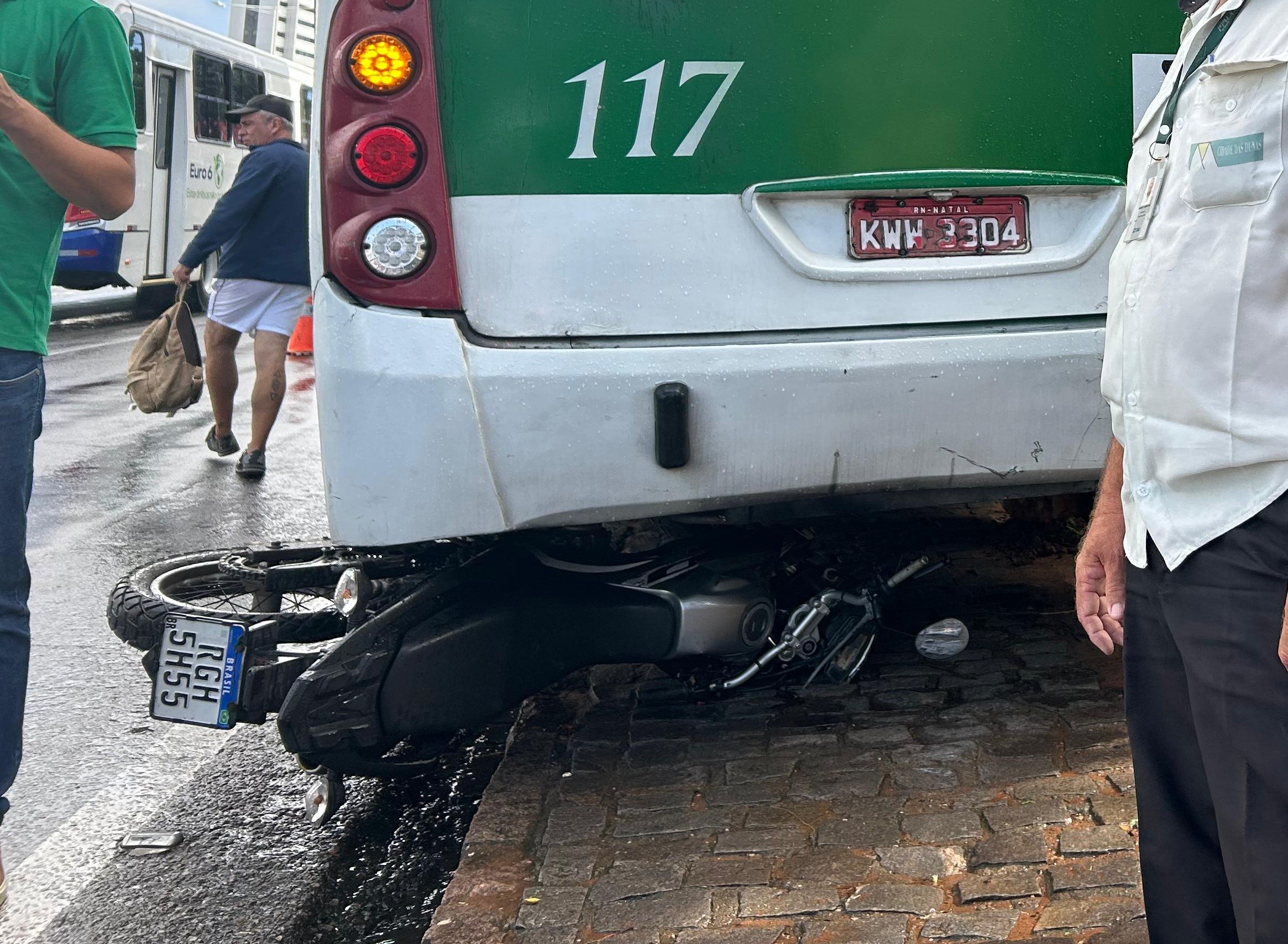 Motociclista é atingido por ônibus e vai parar embaixo do veÃculo em Natal