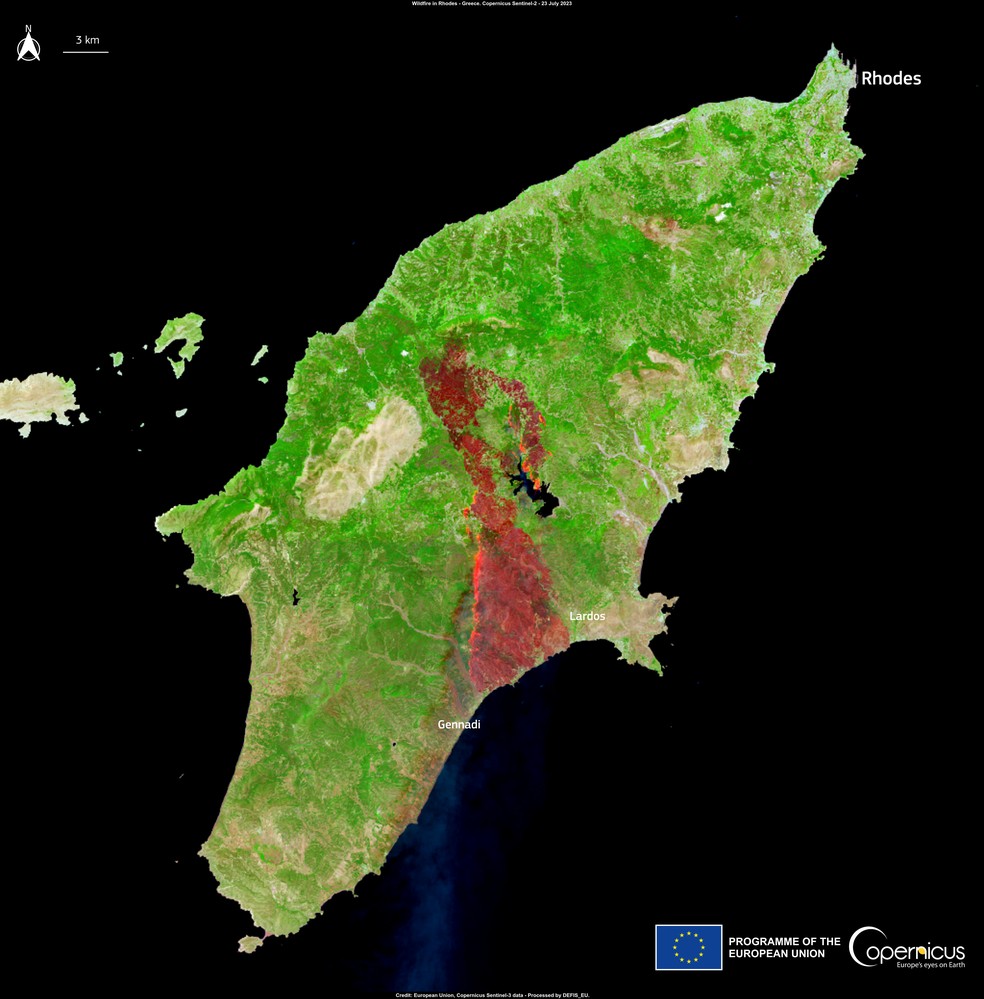 Imagem de satélite da ilha de Rodes, na Grécia, mostrando a cicatriz do incêndio e os focos ativos, em 23 de julho. — Foto: Reprodução/European Union, Copernicus Sentinel-2 imagery