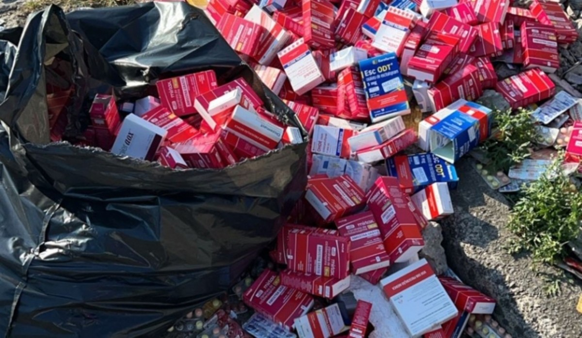 Vigilância Sanitária recolhe 17,2 quilos de medicamentos vencidos jogados na rua em Mogi das Cruzes