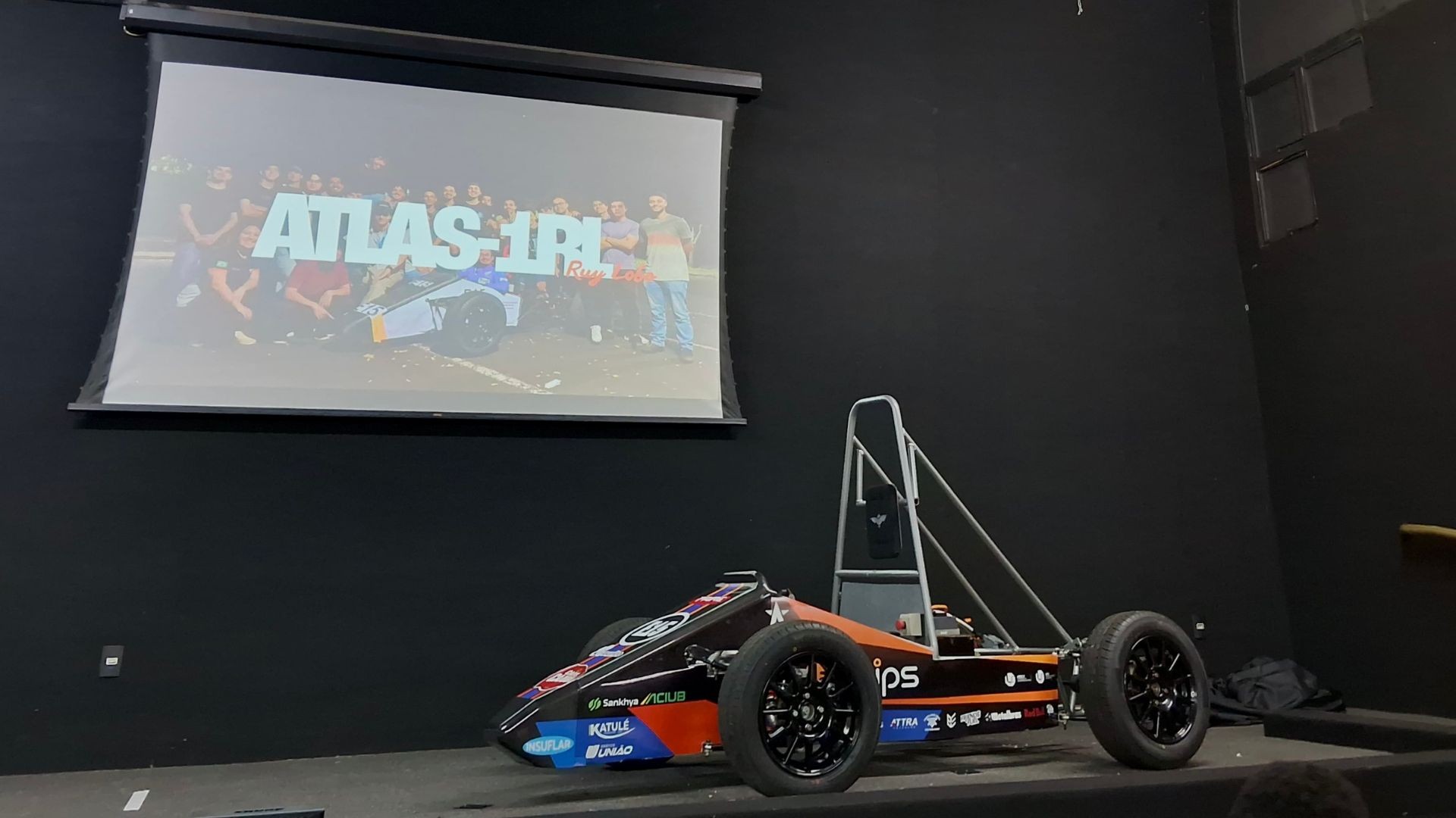 Carro elétrico da UFU disputa competição nacional experimental
