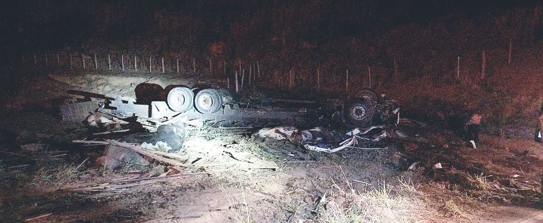 Caminhão que transportava gado tomba e deixa adolescente morto na MG-447