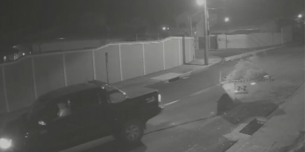 1 de 3
Pol&iacute;cia Civil de Botucatu est&aacute; investigando o caso de motorista que arrastou ca&ccedil;ambas de lixo em bairro de Botucatu &mdash; Foto: Arquivo pessoal