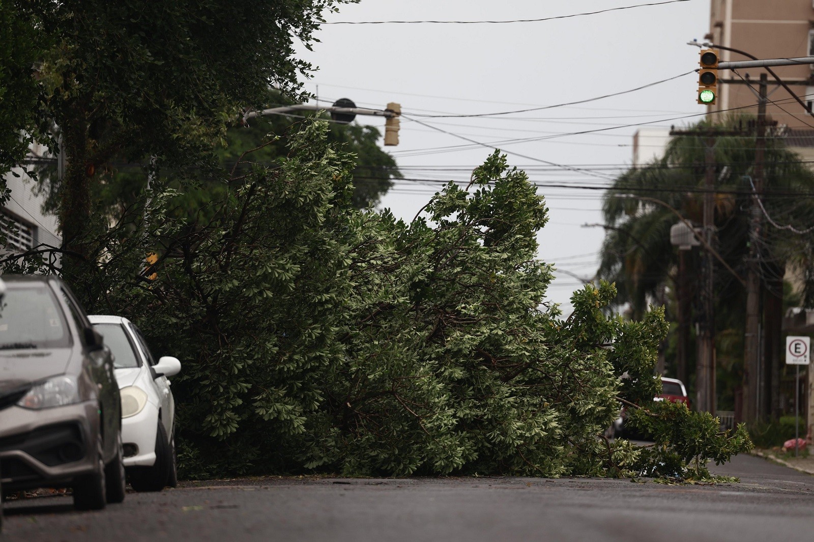 Temporal deixa milhares sem luz e água, derruba estátua de 24 m e causa transtornos em mais de 50 municípios do RS