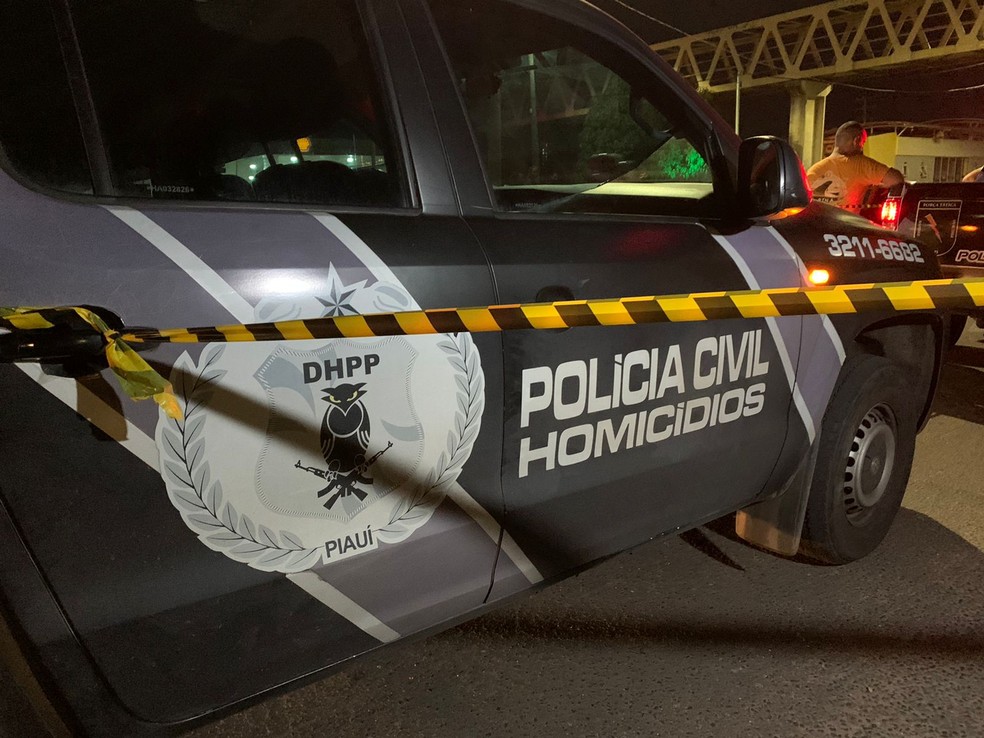 Viatura do Departamento de Homicídio e Proteção à Pessoa (DHPP), em Teresina — Foto: Laura Moura /G1