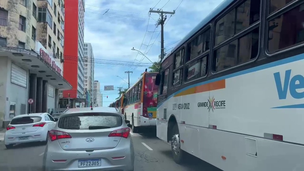 Sindicato dos Rodovários realizou paralisação no Centro do Recife na quinta-feira (8) — Foto: TV Globo/Reprodução