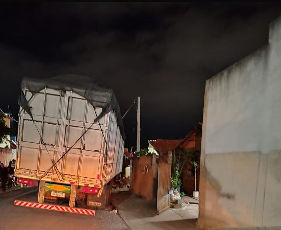 Um caminhão perdeu o freio e atingiu uma moto, um carro e três casas na noite desta sexta-feira (1°) em Buri (SP). — Foto: Reprodução/Buri Conectado