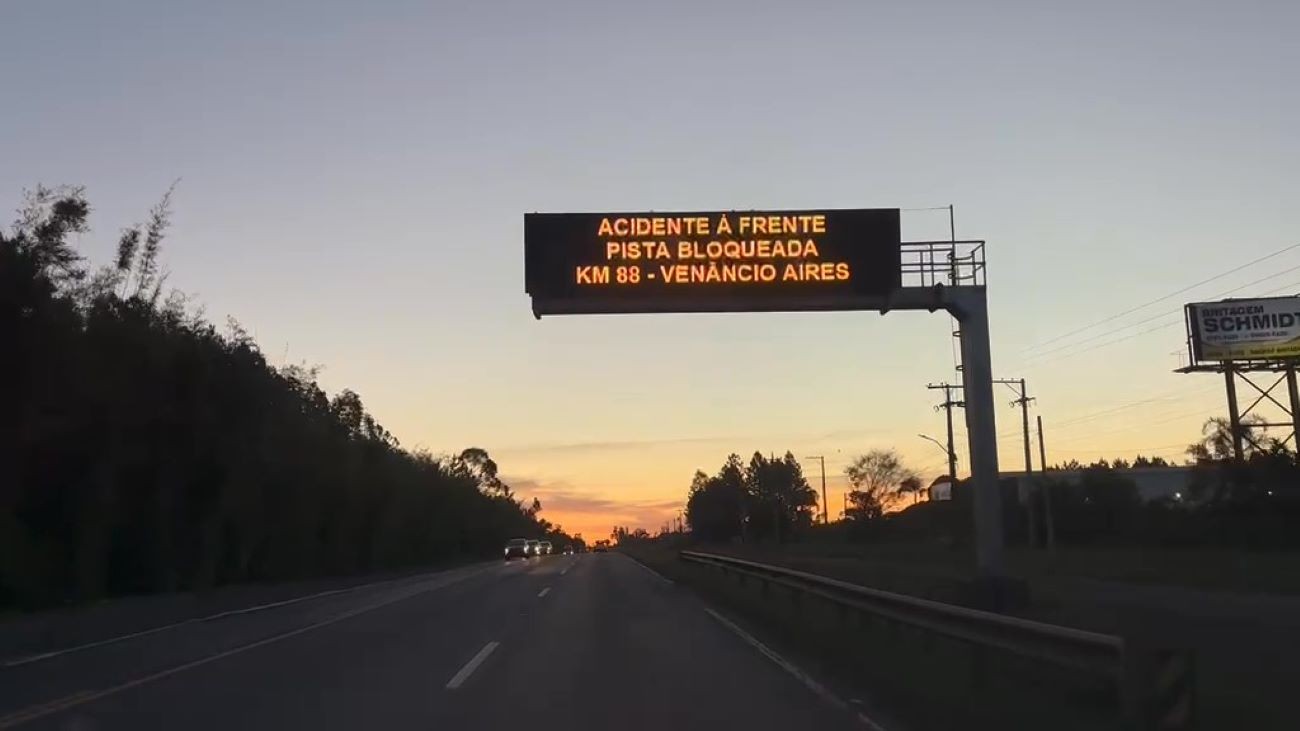 Veículo com produto perigoso se envolve em engavetamento e bloqueia totalmente estrada no RS