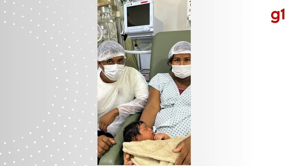 Regis com o pai e a mãe, em um hospital particular de Palmas — Foto: Simone Simikidi Xerente/Arquivo Pessoal
