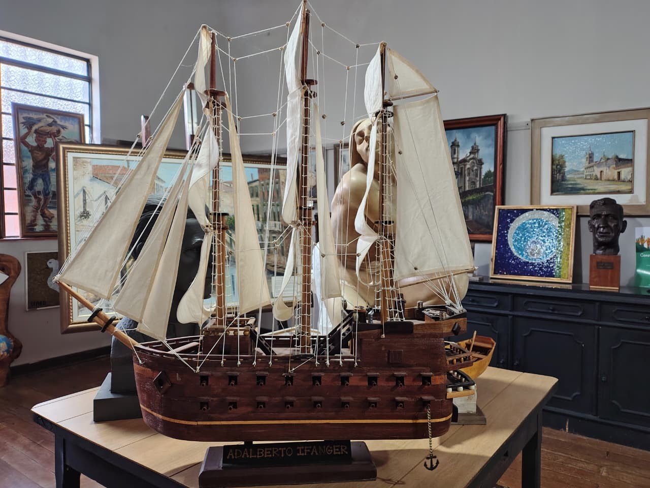 Aos 86 anos, ex-maquinista transforma madeira em réplicas de galeões e barcos no interior de SP
