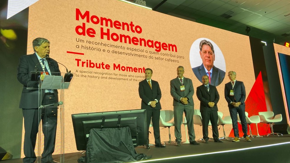 Presidente Carlos Augusto Rodrigues de Melo recebe homenagem durante abertura do Seminário, em Santos — Foto: Crédito: Divulgação.