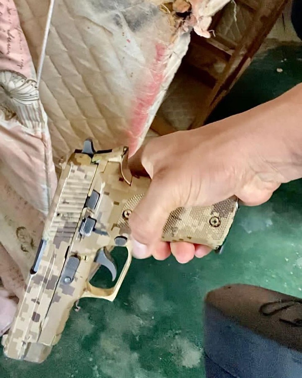 Homem estava em posse de pistola calibre 9mm e foi preso — Foto: PC-RO/Reprodução