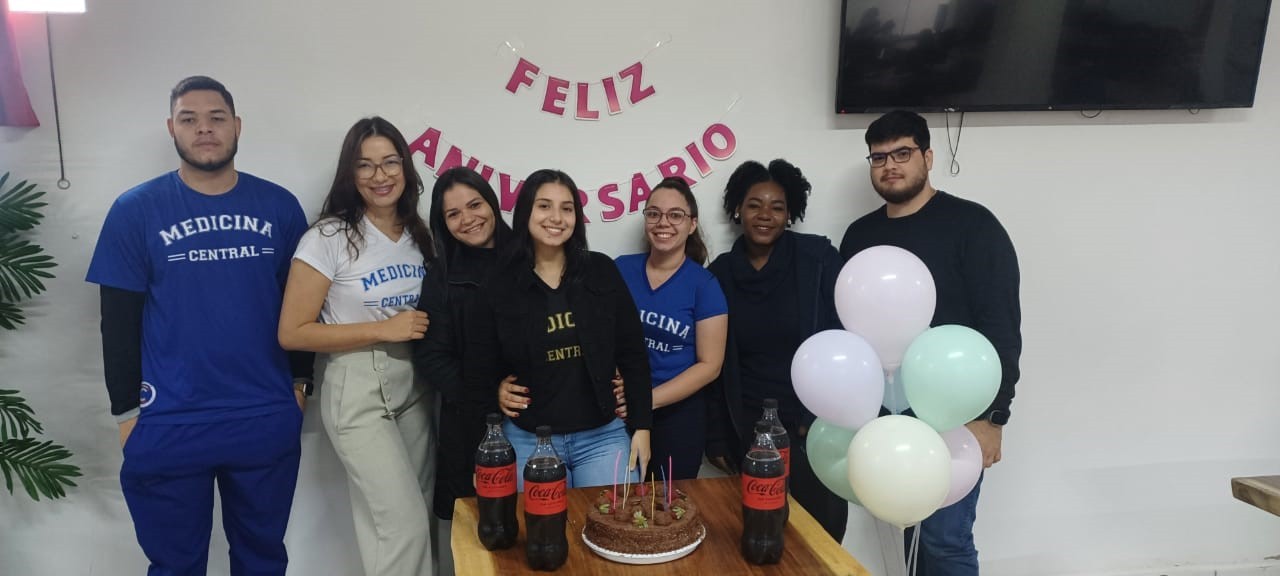 Longe da família, mas perto de amigos, acadêmica da UCP ganha “feliz aniversário”