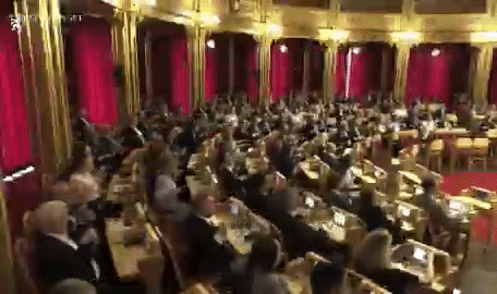 Remada Viking no parlamento: congresso da Noruega imita gesto de torcedores para incentivar seleção na Copa; VÍDEO