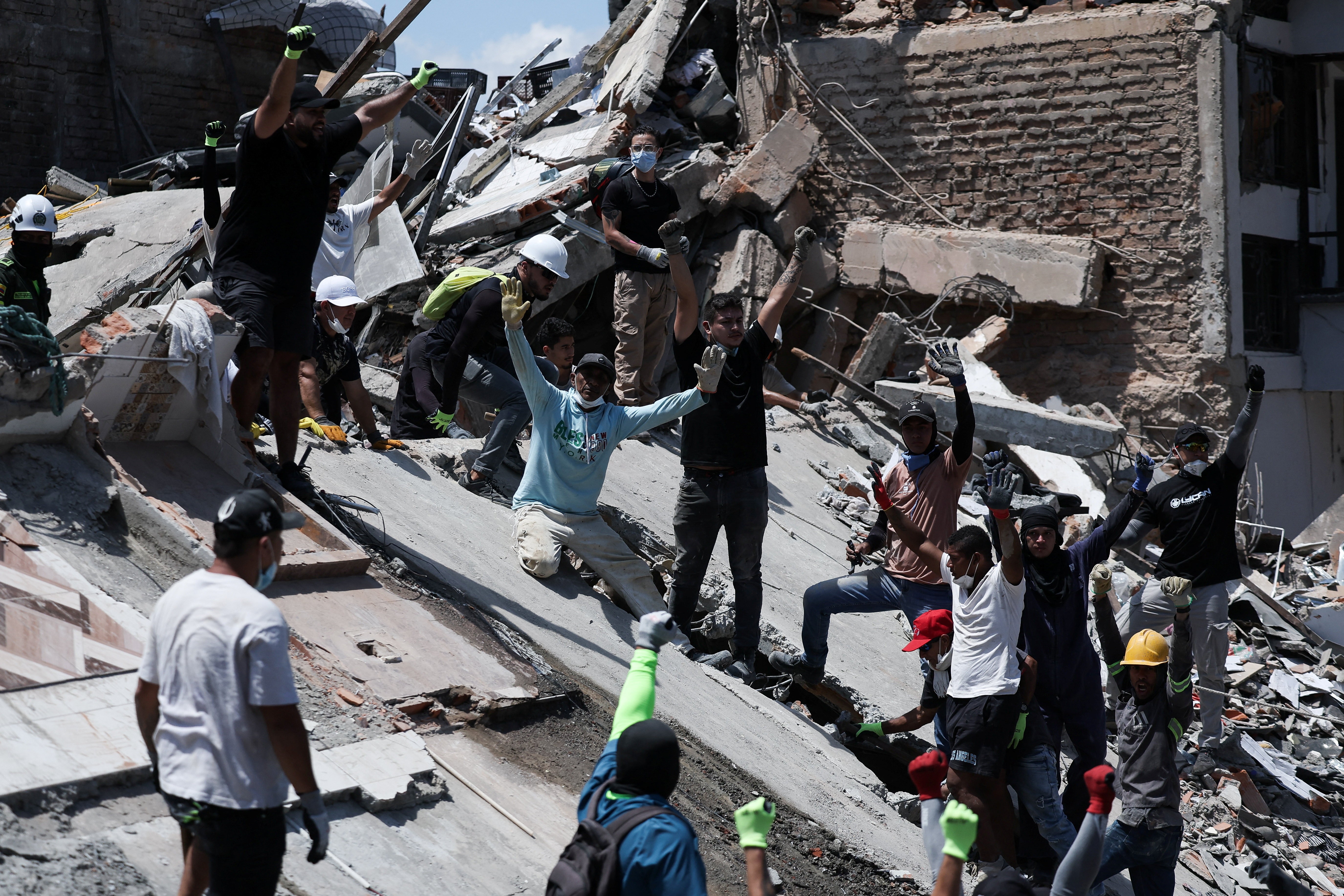 VÍDEO: Cachorro é resgatado de escombros após terremoto na Colômbia 