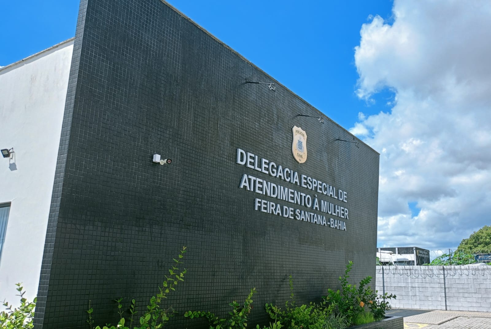 Homem agride mulher, é atropelado ao tentar fugir e preso em hospital de Feira de Santana