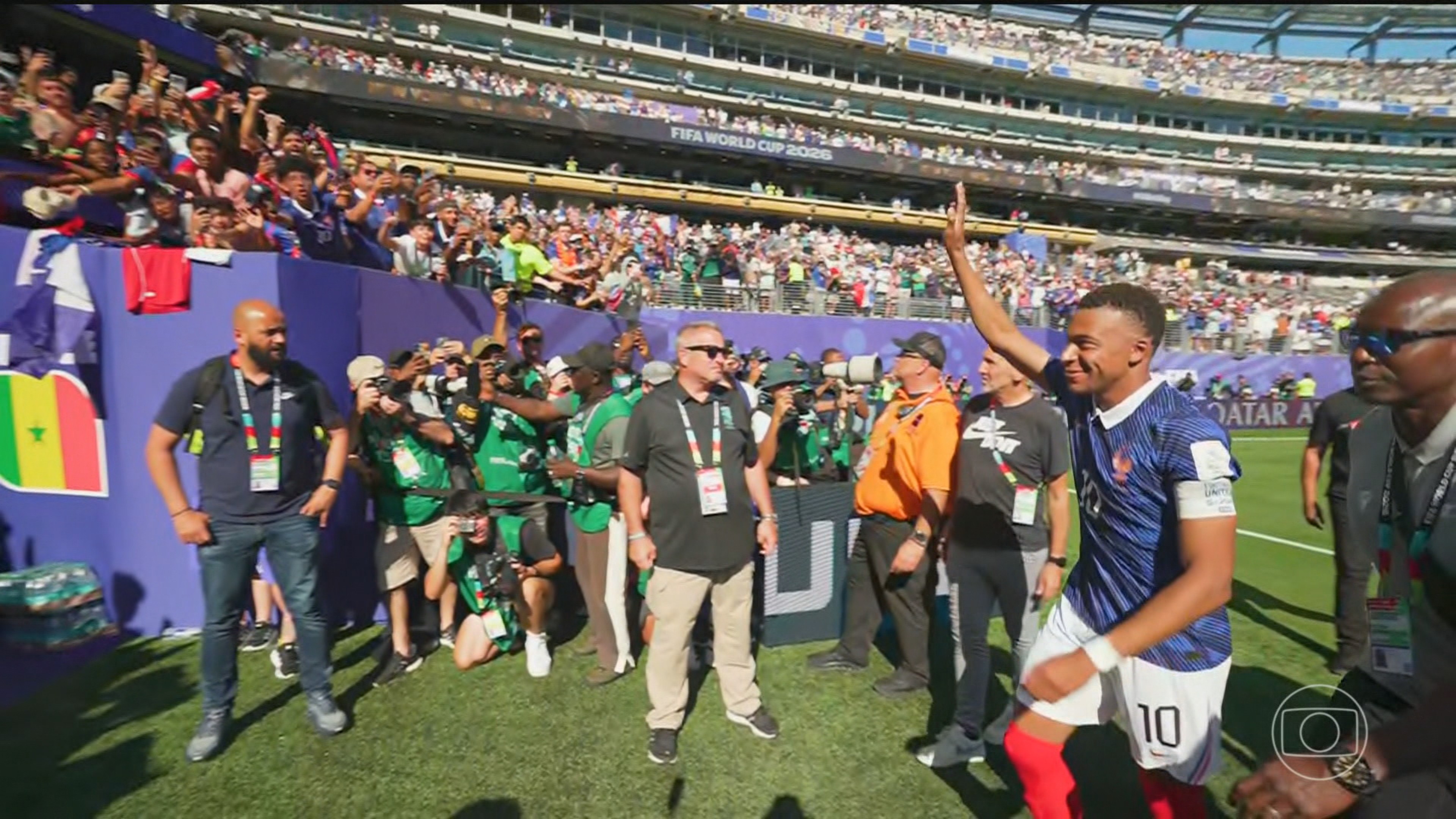 Mbappé brilha duas vezes na estreia da França contra o Senegal