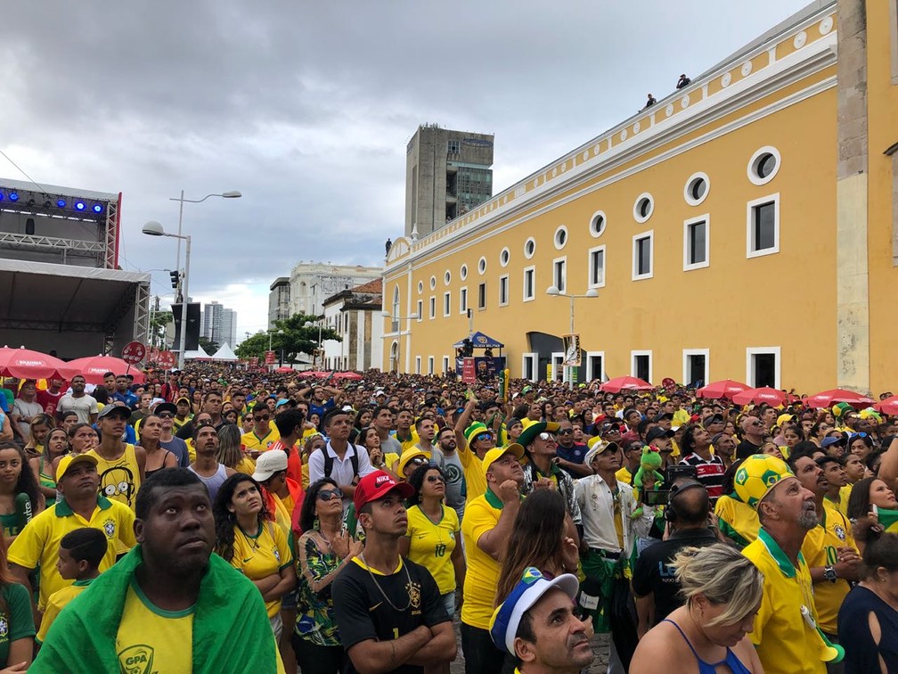 Chuva não atrapalha festa da torcida no Recife com a 2ª vitória do Brasil  na Copa do Mundo, Pernambuco