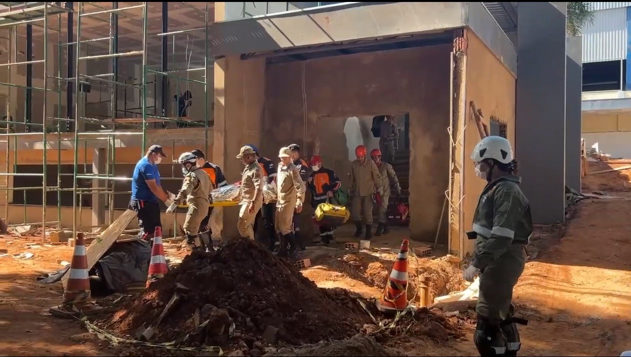 Trabalhador sofre descarga elétrica ao passar ferramenta para colega em obra de colégio