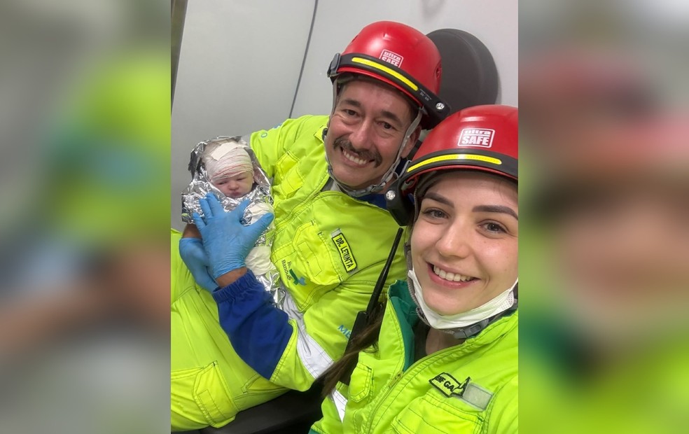 Equipe da concessionária Rota das Bandeiras auxilia gestante durante o parto em Itatiba (SP) — Foto: Redes Sociais