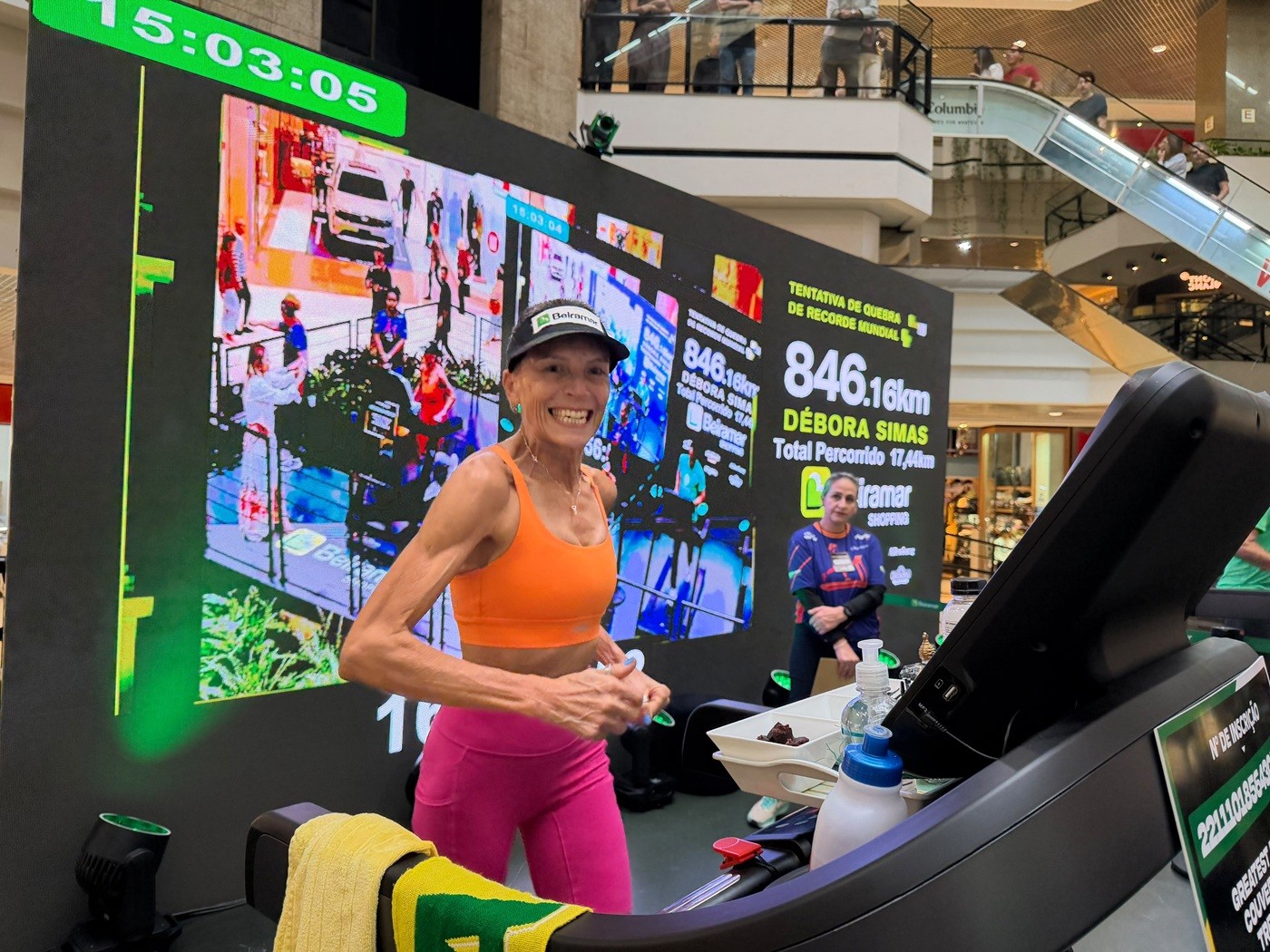 Quase 900 km em 7 dias: brasileira de 55 anos tenta quebrar recorde mundial de corrida em esteira
