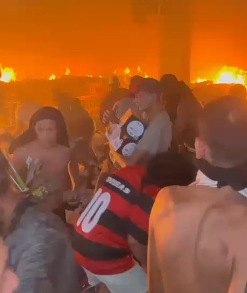 Imagens de saque dentro de atacadão durante incêndio em Duque de Caxias — Foto: Reprodução
