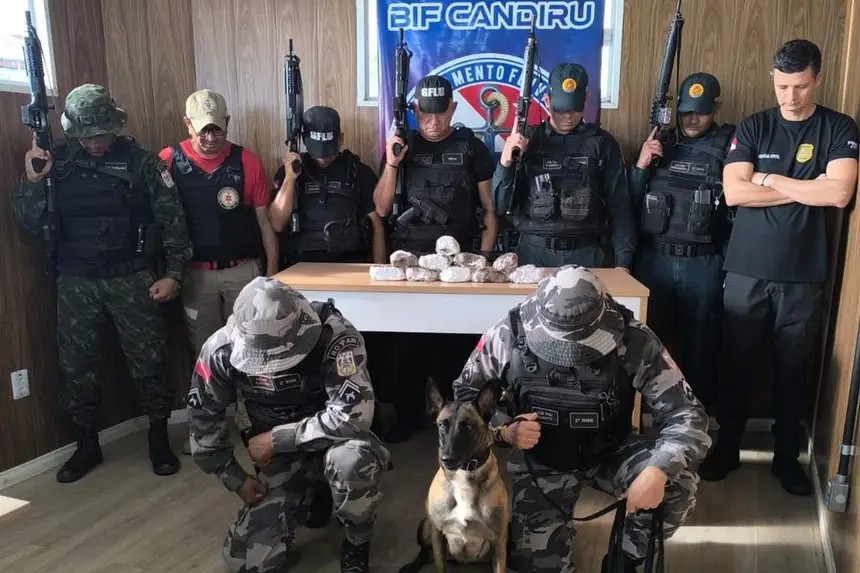 Agentes da Base Fluvial Candiru apreendem drogas e antenas de internet durante fiscalização no Baixo Amazonas