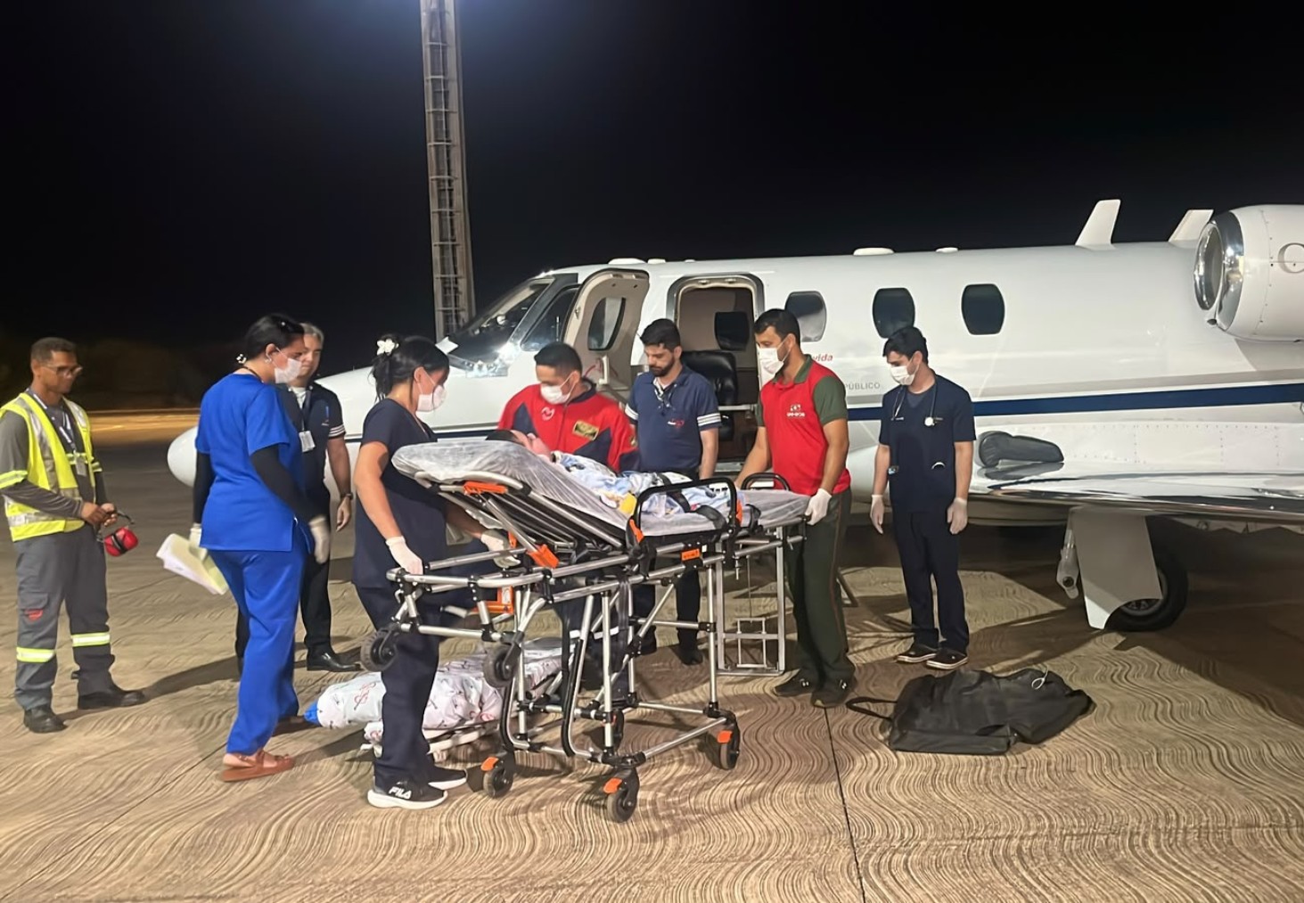 Após se acorrentar em hospital, mãe consegue vaga para cirurgia do filho em São Paulo; entenda