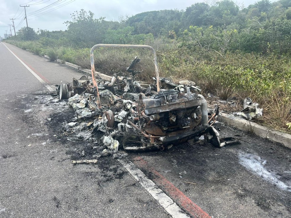 Buggy pegou fogo na Rota do Sol, em Natal — Foto: Vinicius Marinho/Inter TV Cabugi