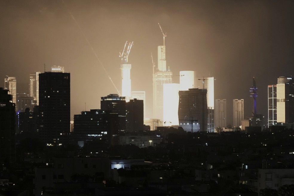 Um projétil atinge prédios em Tel Aviv, Israel, na madrugada de sábado, 14 de junho de 2025 — Foto: Foto AP/Leo Correa