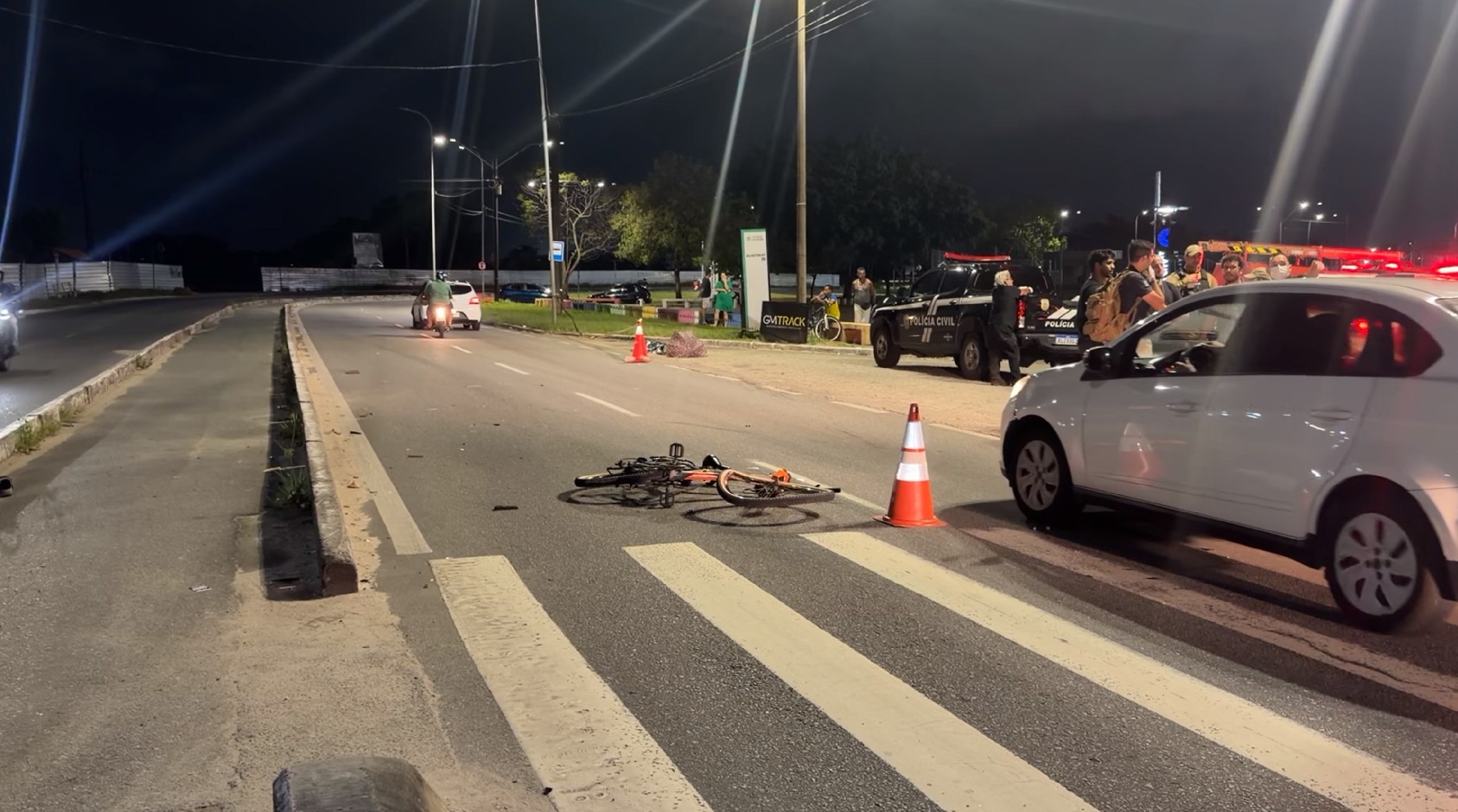 Ciclista morre após ser atropelado enquanto tentava atravessar via na faixa de pedestres, em João Pessoa
