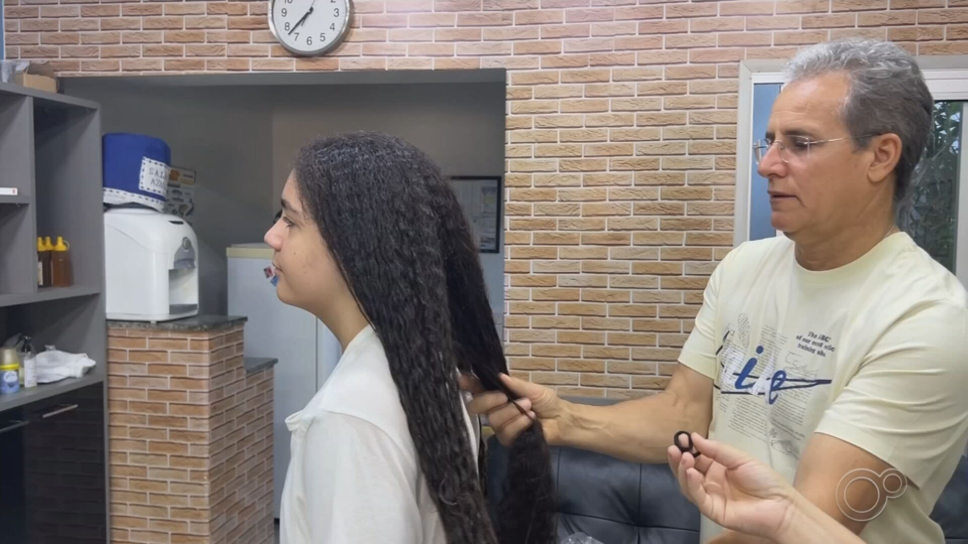 Inspirado em Michael Jackson, menino deixa cabelo crescer, corta 40 cm e doa para pacientes com câncer: 'Fazer algo importante'