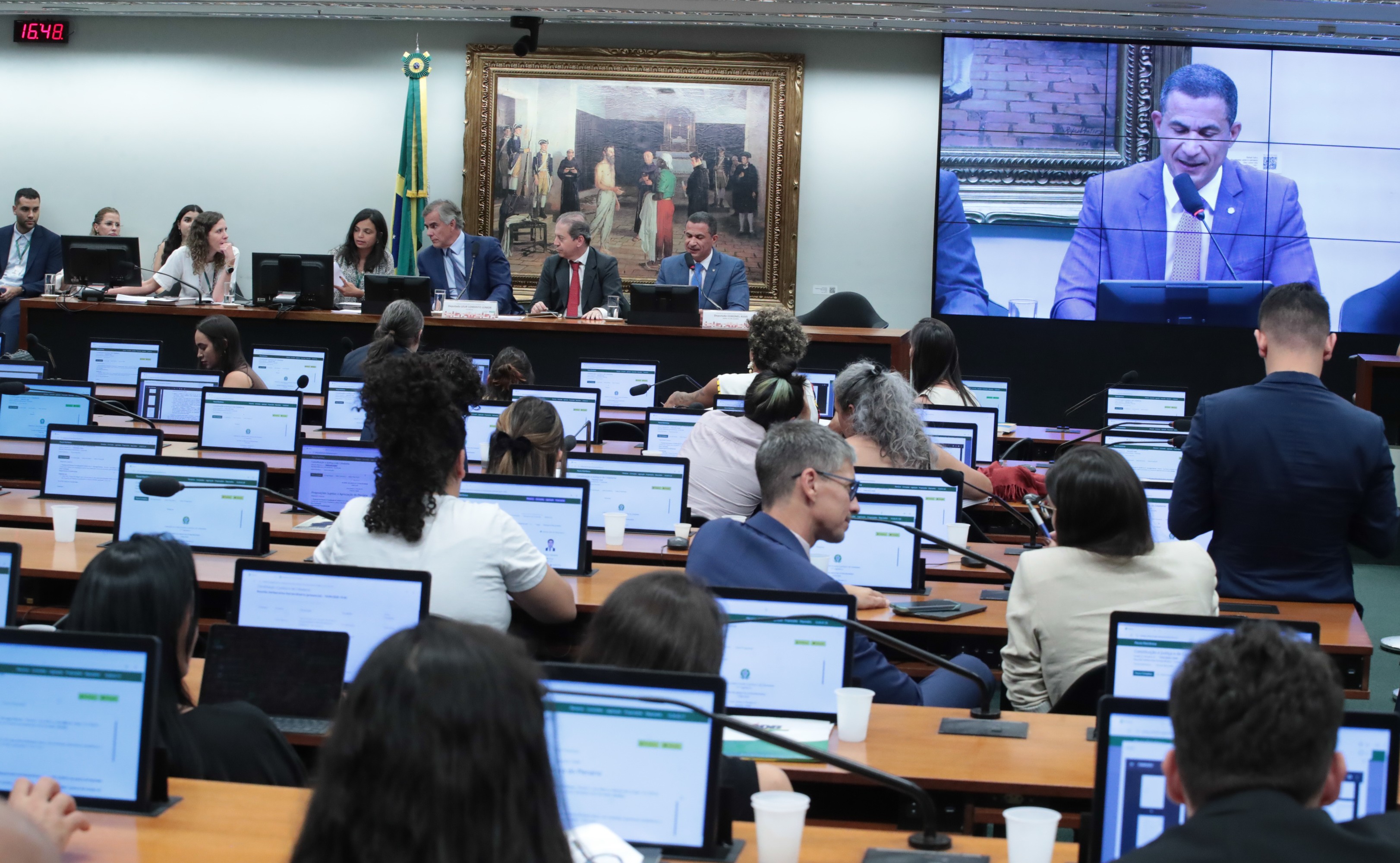Oposição tenta ofuscar escândalo do Master com redução da maioridade penal; governo evita debate
