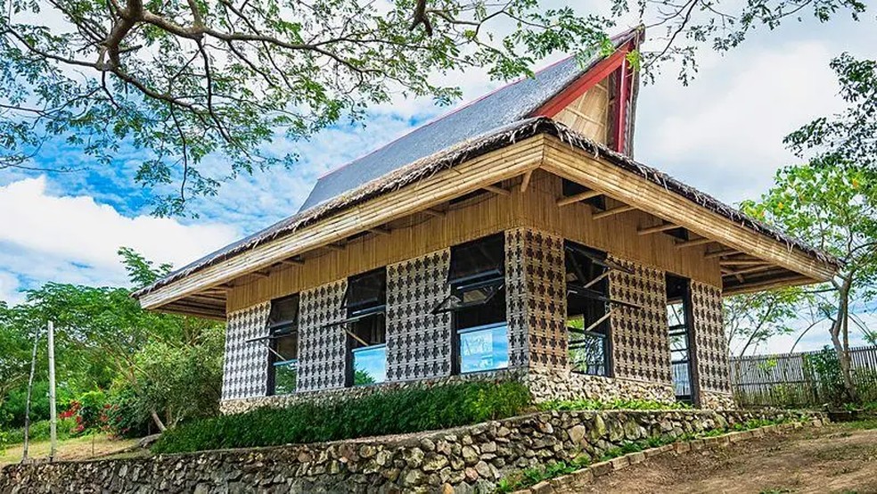 Escritório construído com bambu em Kanya Kawayan, na província de Batangas (Filipinas) — Foto: Base Bahay Foundation