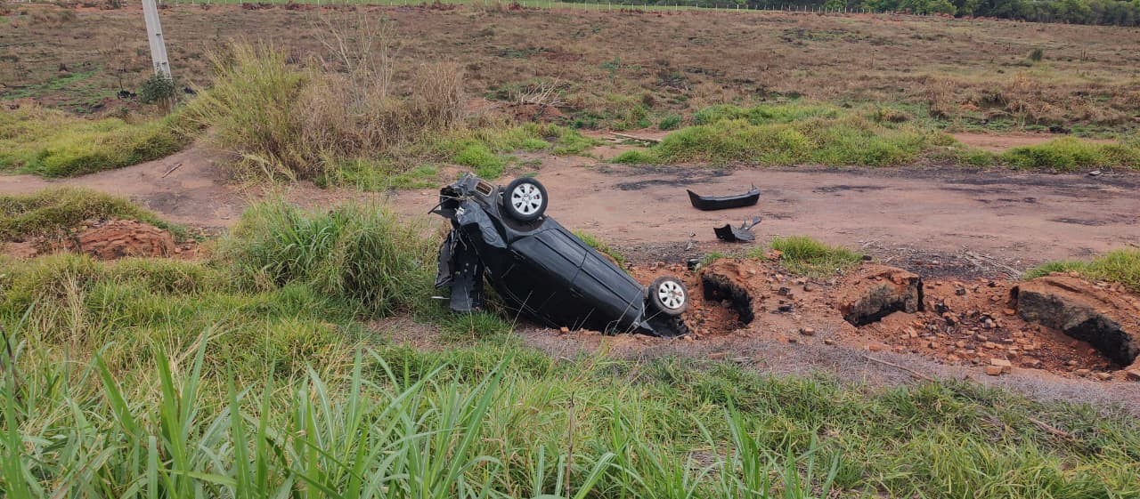 Carro sai da pista, despenca em cratera e para com as rodas para cima na MG-260