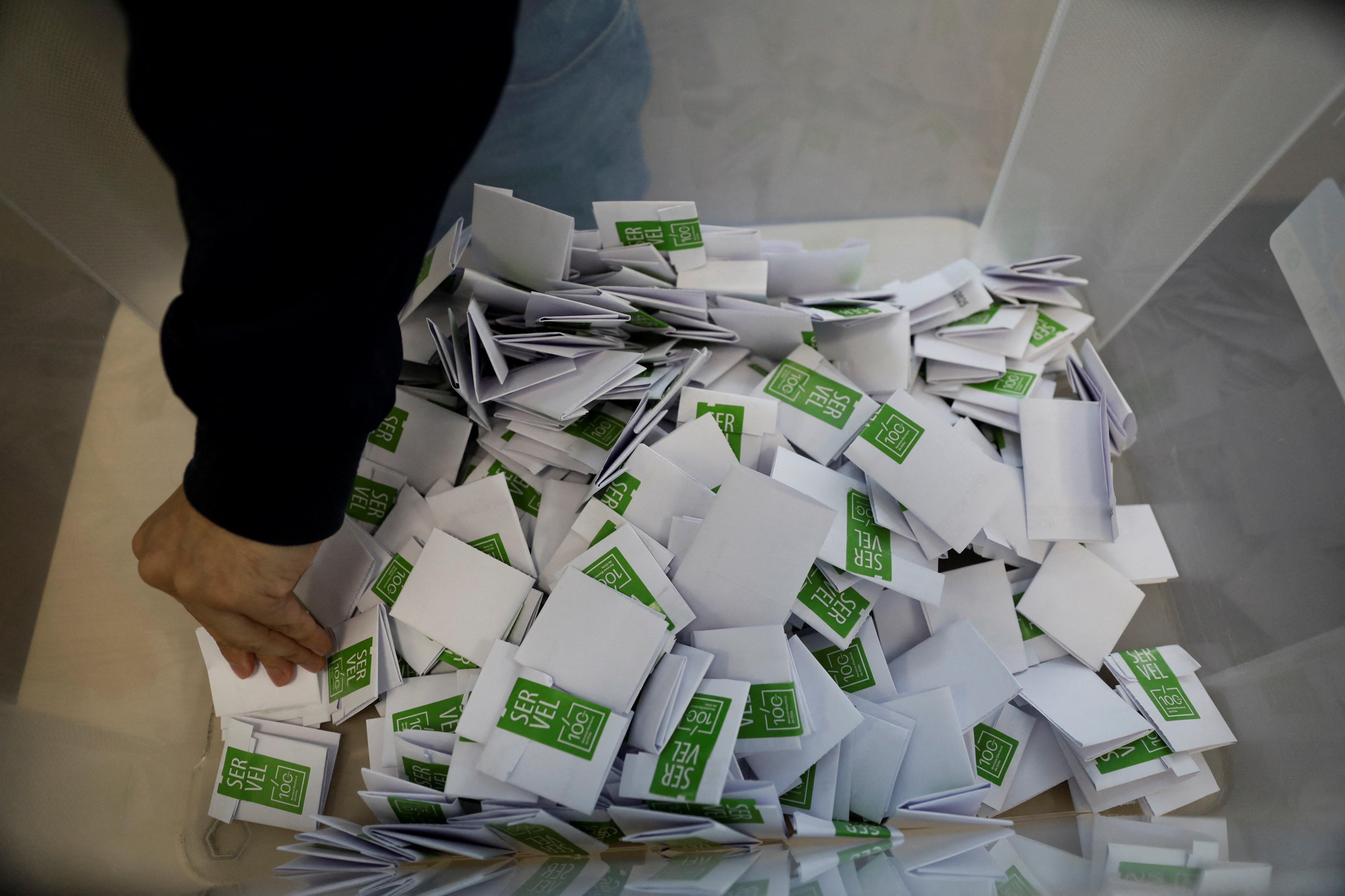 Urnas fecham no segundo turno da eleição presidencial no Chile