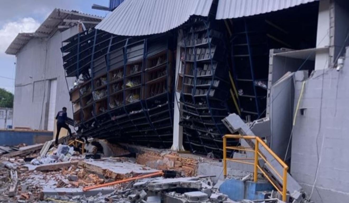 VÍDEO: Prateleiras desabam e causam queda de muro de armazém na BR-135, em São Luís; um pessoa ficou ferida