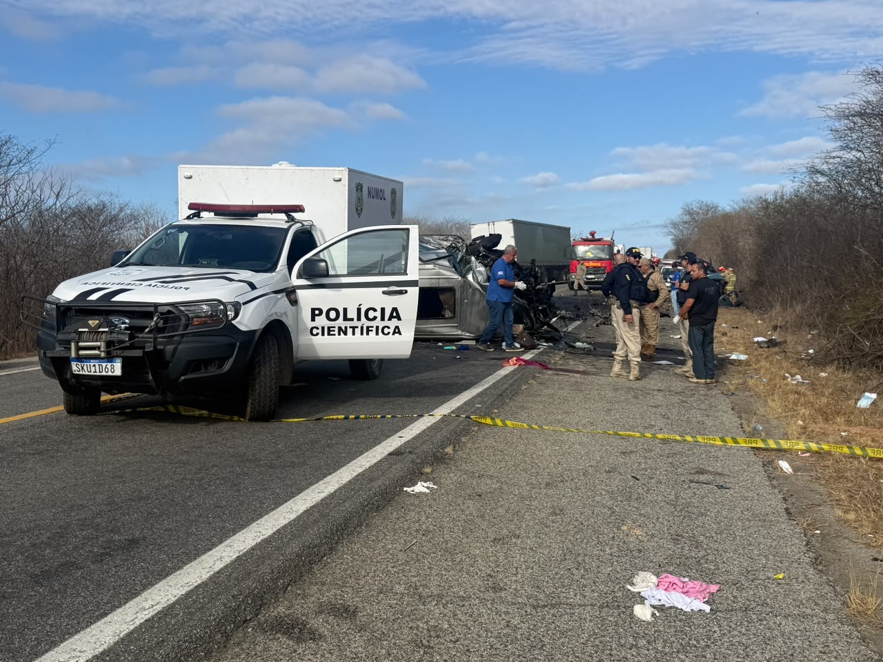 Acidente entre van e caminhonete deixa 6 mortos na Paraíba
