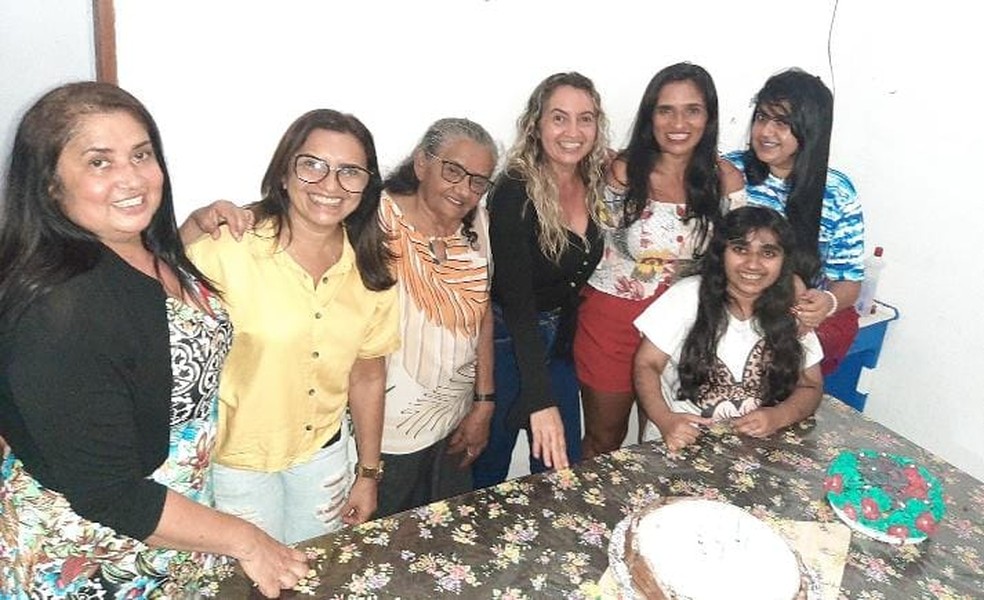 Maria de Lourdes Vital (ao centro) com parte da família em João Câmara — Foto: Arquivo pessoal