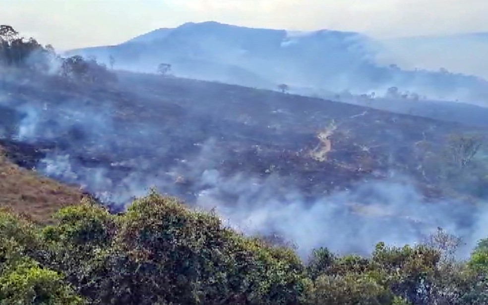 Bombeiros suspeitam que incêndio que já destruiu 30% do Parque da Serra da Boa Esperança tenha sido criminoso — Foto: Corpo de Bombeiros