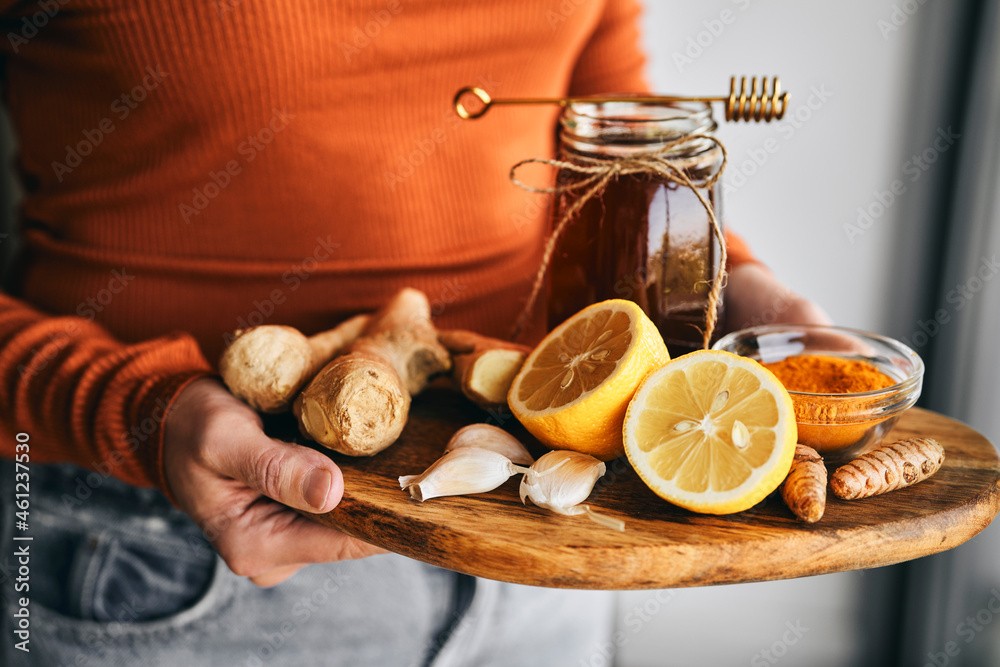 Própolis, mel, gengibre, limão e cúrcuma: o que a ciência diz sobre os benefícios desses alimentos