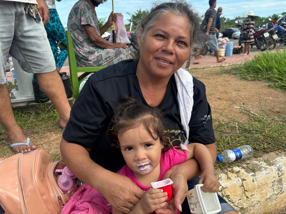Ana Vanda contou que saiu de casa de madrugada quando a água começou a subir — Foto: Júnior Andrade/Rede Amazônica Acre