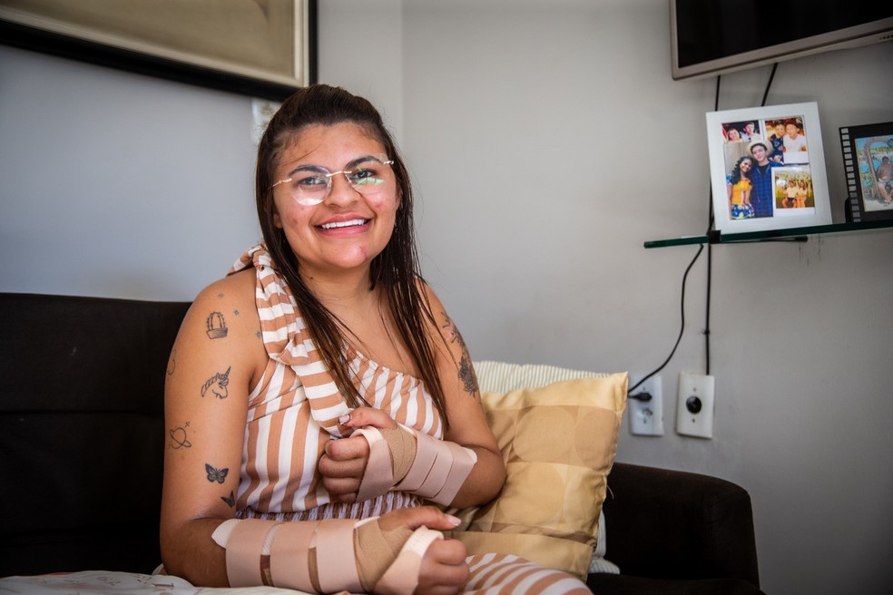 Ana Clara Antero, vítima de tentativa de feminicídio, fala sobre processo de recuperação após reimplante das mãos — Foto: Ismael Soares/SVM