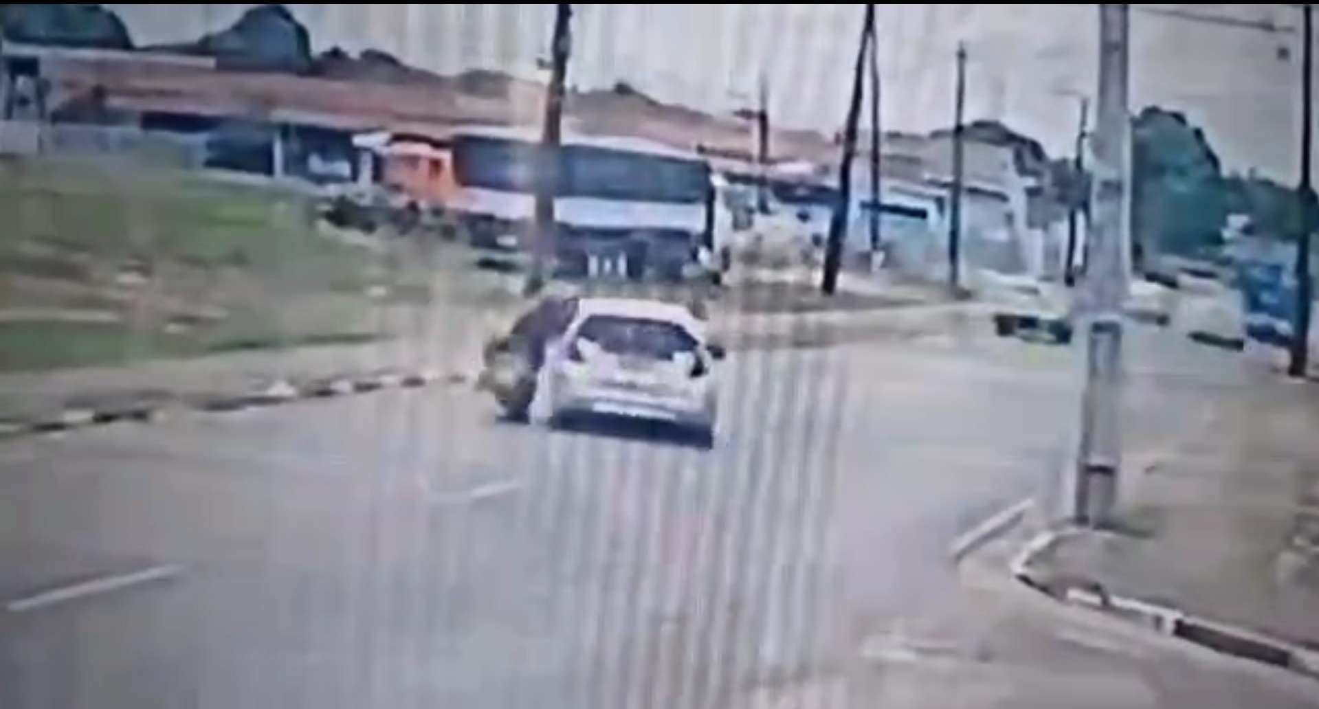 Nutricionista e bombeira ficam feridas após moto bater com carro que invadiu preferencial e fugiu sem prestar socorro