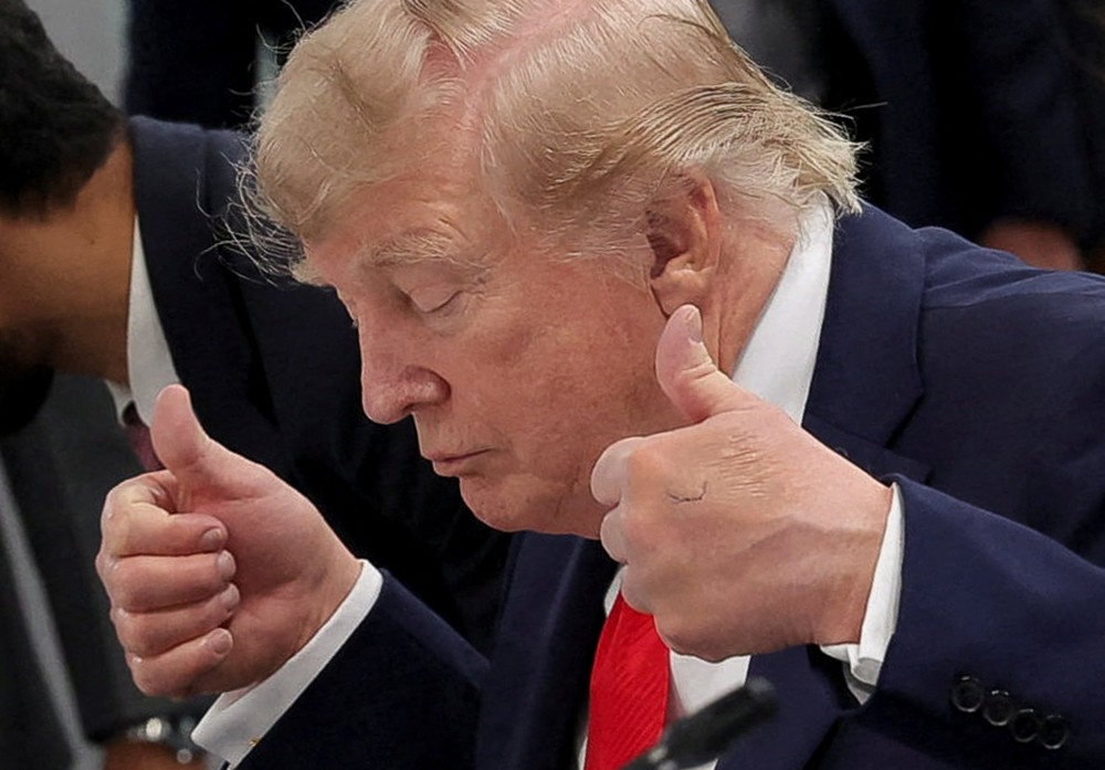 Imagens de marcas na mão de Donald Trump voltam a gerar repercussão durante cúpula do G7